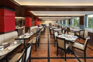 Fortune Hosur - Member ITC's Hotel Group tesisinde bir restoran veya yemek mekanı