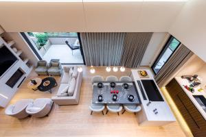 - Vistas a la sala de estar con mesa en OPULENT PENTHOUSE 1, en Vari