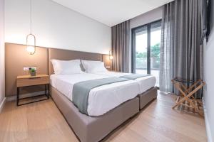 Un dormitorio con una cama grande y una ventana grande. en OPULENT PENTHOUSE 1, en Vari