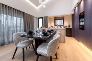 Un comedor con mesa y sillas y una cocina. en OPULENT PENTHOUSE 1, en Vari