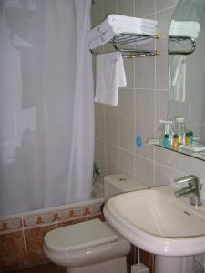 Bilik mandi di Hostal Centro Sol Madrid