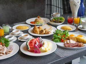 una mesa con muchos platos de comida. en Mercure Pattaya Ocean Resort en Pattaya Central