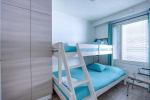 a bunk bed in a small room with a ladder at Lomahuoneisto Skivillas 28 A 10 in Hyrynsalmi