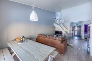 een woonkamer met een houten tafel en een bank bij Lomahuoneisto Skivillas 28 A 10 in Hyrynsalmi