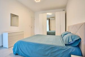 een slaapkamer met een groot bed met blauwe kussens bij 2 Bedroom Apartment St. Julians in St Julian's