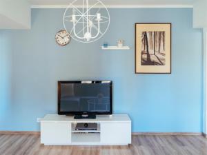ein Wohnzimmer mit einem TV auf einem weißen Schrank in der Unterkunft Regina Elisabeta Apartment in Bukarest