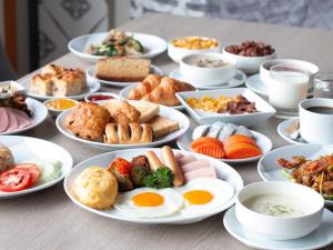 una mesa con muchos platos de comida. en ibis Styles Bangkok Sukhumvit 4, en Bangkok