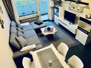 溫特貝格的住宿－Ferienwohnung Alte Schule，带沙发和电视的客厅