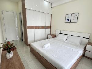 una camera con un grande letto bianco di Sunrise City View aparment D7 ad Ho Chi Minh