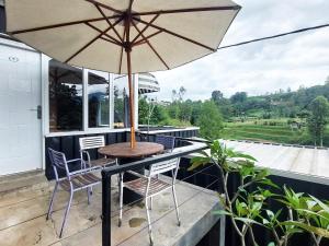 茲威德的住宿－Shine River，阳台配有桌椅和遮阳伞