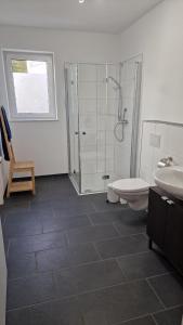 Ένα μπάνιο στο Ferienwohnung Pütz