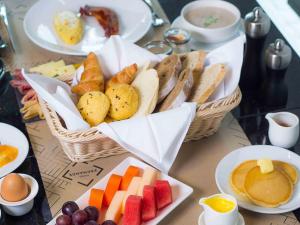 曼谷的住宿－诺富特曼谷素坤逸4酒店 ，一张桌子,上面有两篮面包、水果和鸡蛋