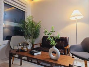 ein Wohnzimmer mit einem Sofa und einem Tisch in der Unterkunft Gamseong house #Gimpo airport 10 min #Hwagok station #Netflix #Beamprojet #niceview in Seoul