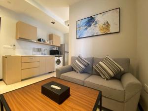 un soggiorno con divano e tavolo di Momentus Serviced Residences Novena a Singapore
