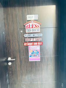 eine Tür mit Schildern im Bad in der Unterkunft Moon Backpackers Burjman Exit 2, Family Partitions, Loft partitions, in Dubai