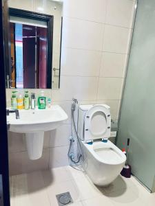 łazienka z toaletą i umywalką w obiekcie Moon Backpackers Burjman Exit 2, Family Partitions, Loft partitions, w Dubaju