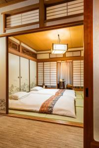 een slaapkamer met een groot bed in een kamer bij 小景湯布院 in Yufu