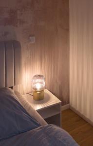 una lámpara sentada en una mesa junto a una cama en Casa Lorsch 1 en Lorsch