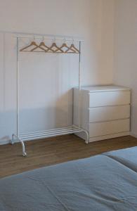 sypialnia z łóżkiem i komodą w pokoju w obiekcie Casa Lorsch 1 w mieście Lorsch