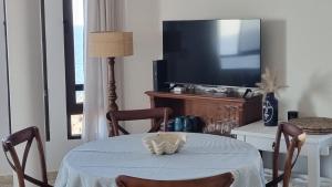 Μια τηλεόραση ή/και κέντρο ψυχαγωγίας στο 'Dos Sirenas' Oceanfront Home