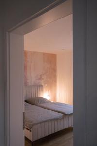 1 dormitorio con 1 cama con marco blanco en Casa Lorsch 1 en Lorsch