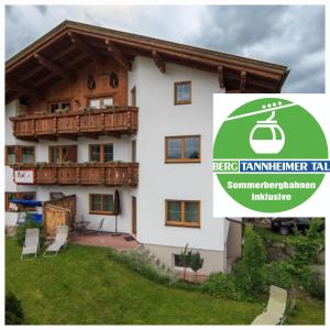 una casa con un logo verde con la squadra di bking hammeriter di Ferienwohnungen Bauernhof Andreas Kleiner a Tannheim