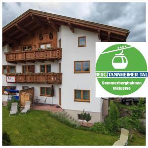 ein Haus mit einem grünen Logo mit dem Bking Hammer Team in der Unterkunft Ferienwohnungen Bauernhof Andreas Kleiner in Tannheim