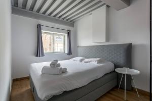 מיטה או מיטות בחדר ב-Appartmnt T2 Quai de Saône