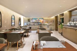 een restaurant met tafels en stoelen en een toonbank bij Bentley Hotel Old City-Special Class in Istanbul