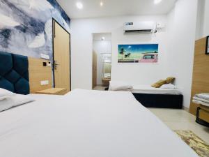 een slaapkamer met een groot wit bed in een kamer bij HolidayVilla-A Residential Boutique Hotel-Newly Renovated in Amritsar