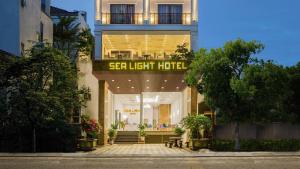 een gebouw met een bord dat het lichte hotel leest bij Sea Light Hotel Da Nang in Da Nang
