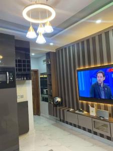 TV a/nebo společenská místnost v ubytování Properties by AlphaOne