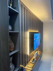 TV a/nebo společenská místnost v ubytování Properties by AlphaOne