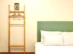 - une chambre avec un lit et une échelle dans l'établissement Hostel Korea - Ikseon, à Séoul