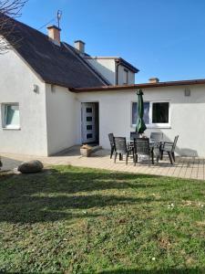 a house with a patio with a table and chairs at Ferienhaus Weißbacher Wien in Vienna