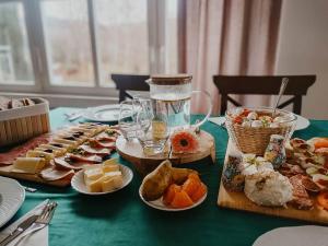 una mesa cubierta con diferentes tipos de comida en platos en Dworek Szumilas, en Prudnik