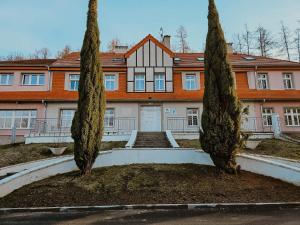 uma casa com duas árvores em frente em Dworek Szumilas em Prudnik
