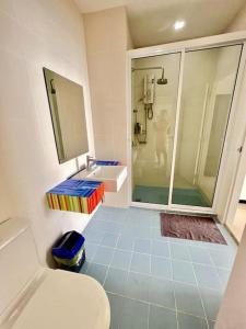 e bagno con doccia, servizi igienici e lavandino. di Chez Wanida - apartment Krabi a Klong Muang Beach
