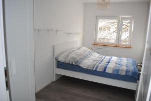 Habitación pequeña con cama y ventana en Apartament Bukovska en Poznan