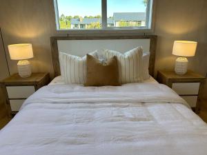 Omaha的住宿－Two67 on Point，一间卧室配有一张带两盏灯的大型白色床。