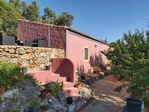 una casa con una pared de piedra y escaleras en un patio en Bela Vista House - Quinta amoreira, en Benafim