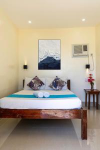 1 dormitorio con 1 cama grande y 2 almohadas en Sunrise Beach Club Resort Amanecer, en Bantayan Island