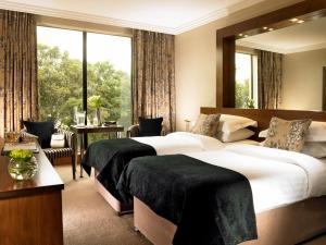 Cama ou camas em um quarto em Ashling Hotel Dublin