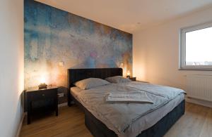 1 dormitorio con 1 cama con una pintura en la pared en Casa Lorsch 2 en Lorsch