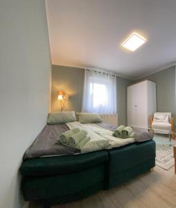 ein Schlafzimmer mit einem großen Bett in einem Zimmer in der Unterkunft Apartment Am Mittelpunkt Deutschlands in Niederdorla