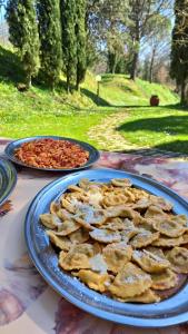 uma mesa com dois pratos de comida em agriturismo il Borgo em Cetona