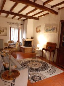 sala de estar con sofá y chimenea en agriturismo il Borgo en Cetona