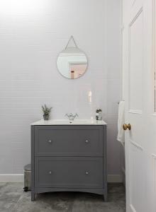 a bathroom with a sink and a mirror at Humphries Cross Apartments in Rye