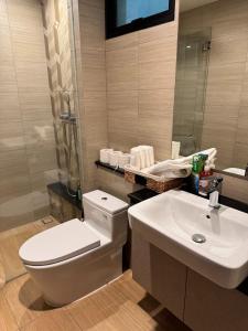 La salle de bains est pourvue de toilettes blanches et d'un lavabo. dans l'établissement Duplex 2 rooms feliz en vista, à Hô-Chi-Minh-Ville