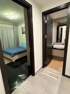 Cette chambre comprend une salle de bains pourvue d'un lit et d'un miroir. dans l'établissement Duplex 2 rooms feliz en vista, à Hô-Chi-Minh-Ville